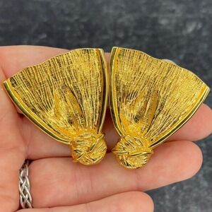 WONDERFUL DESIGNER VINTAGE Les Bernard Gold Large Clip on earrings Bows Wings